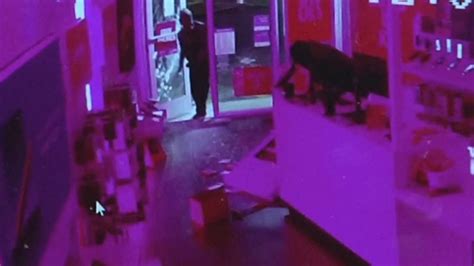 burglars use hammer to smash their way inside miami t mobile store local miami news mobile