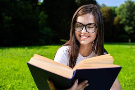 Premium Photo Pretty Brunette Girl In Glasses Reading