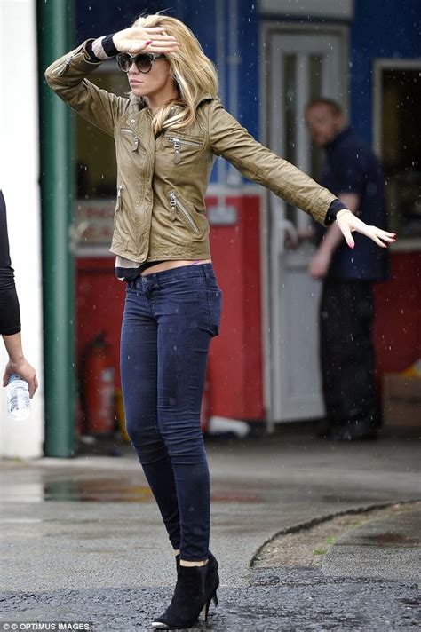 abbey crouch tries to hide from the rain by using her daughter sophia s umbrella daily mail online