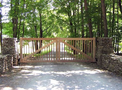 Clean And Simple Cedar Wood Automated Driveway Gate With Gorgeous