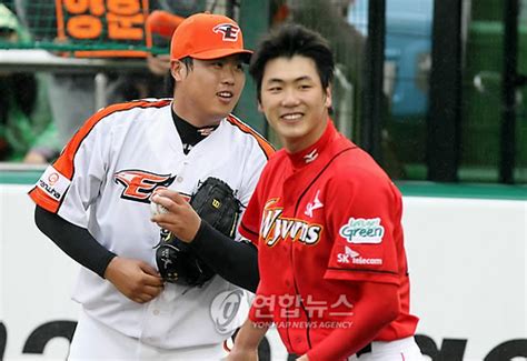 5살 때부터 야구를 시작했고 안산공업고등학교에서 팀의 에이스로 활약했다. 류현진-김광현 선발 맞대결, 한국 아닌 미국 빅리그서 성사될까
