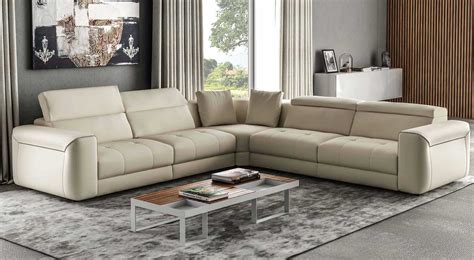 Divani lineari e divani ad angolo, per soddisfare ogni esigenza di spazio. I migliori divani in pelle da Arredamenti Meneghello