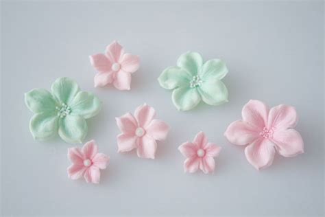 You can learn more from elisa strauss on her website here. How to make a gum paste flowers • CakeJournal.com