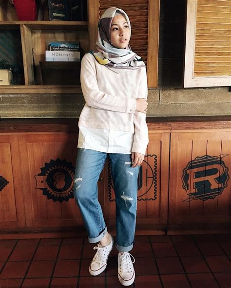 Recreate our casual drape hijab style with our step by step tutorial. Outfit Baju Remaja Berhijab Ala Selebgram 2018 sweater rosegold kemeja top kets sneakers putih ...