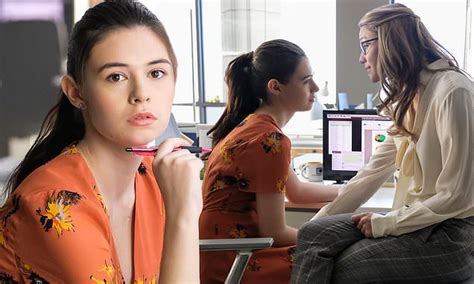 Nicole Maines Pictured As Transgender Superhero Nia Nal On Supergirl Daily Mail Online