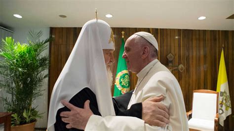 El Papa Francisco Y El Patriarca Ruso Kiril Se Abrazan En Un Encuentro