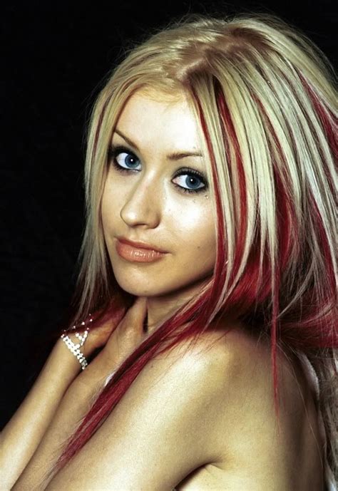 Christina Aguilera Red Highlights With Images Blonde Hair Color Hair Color Red Highlights