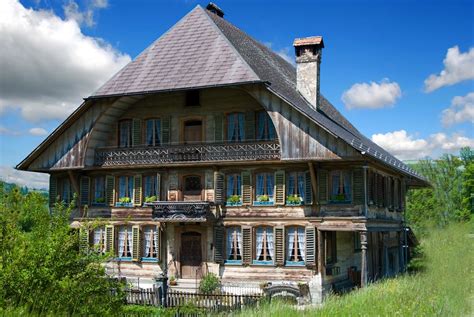 Es handelt sich um ein ehemaliges bauernhaus mit sehr großen grundstück, 2000 quatratmeter. Emmentaler Bauernhof BE | Stone cottages, Cabins and ...
