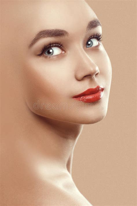 Retrato De La Belleza Del Primer De La Cara Modelo Atractiva Imagen De