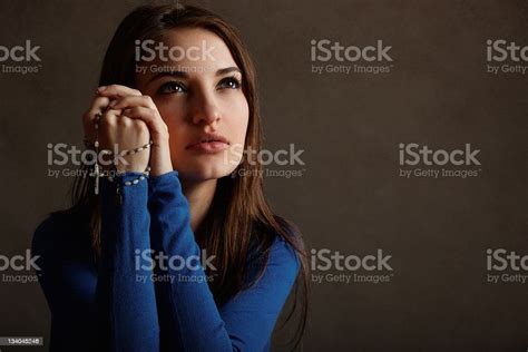 Wanita Katolik Muda Berdoa Dengan Tasbih Foto Stok Unduh Gambar