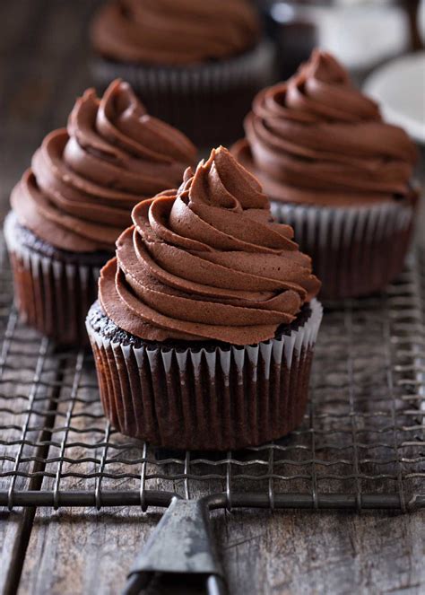 Cupcakes De Chocolate Esponjosos Decorados Con Frosting De Chocolate