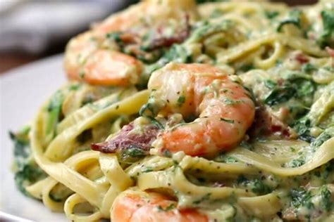 Ben jij ook zo gek op garnalen Wij wel Deze romige pasta met garnalen
