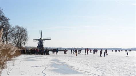 Nederland ondervond vandaag veel hinder van de overvloedige sneeuwval. Winterkou in Nederland: sneeuw in zuiden en dorpen op slot ...