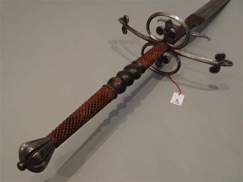 Creatures larger than the intended size of the wielder may treat a bidenhänder as a martial weapon. Blankwaffe- Bidenhänder - Historische Waffen Fricker ...