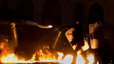 A molotov cocktail is a simple type of improvised incendiary device. Krawalle in Athen: Demonstranten werfen Brandsätze ...