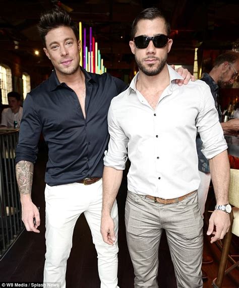 Der niederländische gewinner duncan laurence hätte wieder auftreten sollen. Duncan James steps out for first time with new boyfriend ...