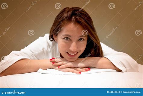 Aantrekkelijke Jonge Vrouw Ongeveer Om Een Massage Te Hebben Stock Foto Image Of Ontspan