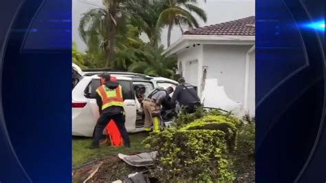 2 Teens Transported After Car Crashes Into Home In Southwest Miami Dade Wsvn 7news Miami