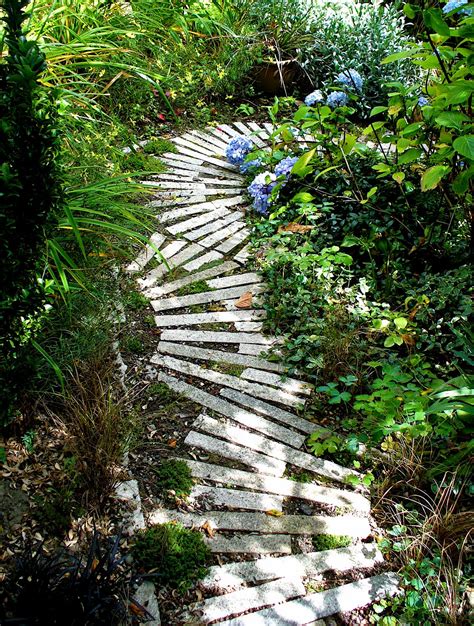 Cool Garden Paths That Are Off The Beaten Path