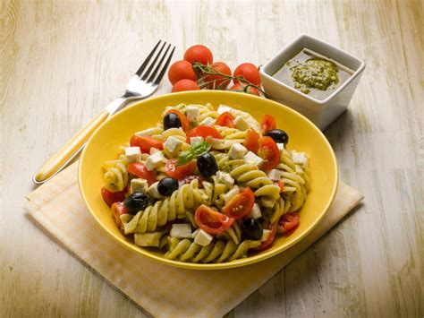Nudelsalat Mit Tomaten Kapern Oliven Mozzarella Und Senfdressing