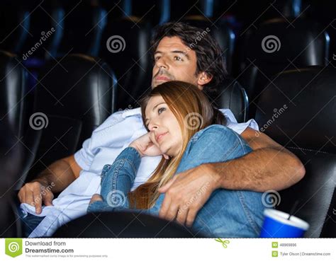 Любящие пары смотря кино в театре Стоковое Фото изображение