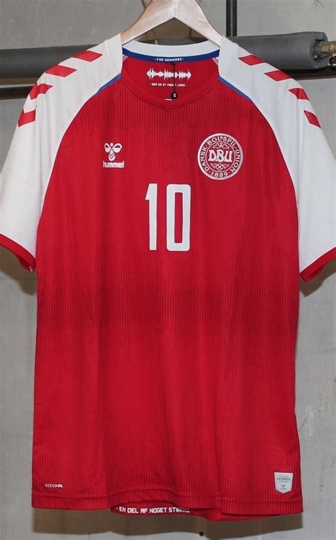 Lørdag var det tsjekkia som ble slått i kvartfinalen i baku, i en kamp hvor danmark tidlig fikk kontroll. Danmark hjemme trøje EM 2020 | Danmark landsholdstrøje ...