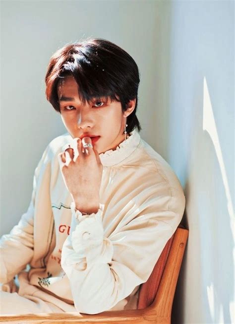 His height is 1.78 m and weight is 65 kg. Hyunjin Stray Kids skz en 2020