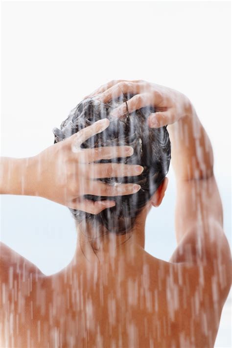massagem capilar ajuda a controlar a queda de cabelo claudia