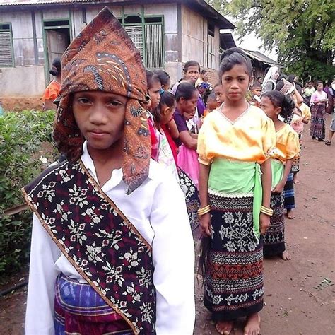Berikut tentang pakaian adat provinsi aceh. Baju Tradisional Belu Ntt : 5 Tari Masal Terpopuler Simbol ...