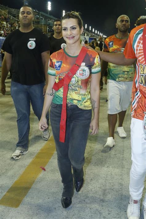 No samba Mulher Melão mostra quase tudo enquanto Cleo Pires usa calça