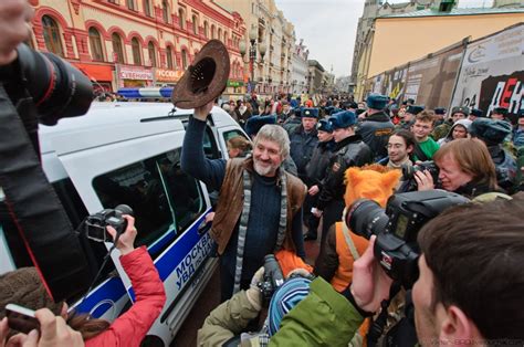 В этот праздник проходят парады, играет музыка, все вокруг облачаются в зеленый цвет. Парад в Москве на День Святого Патрика