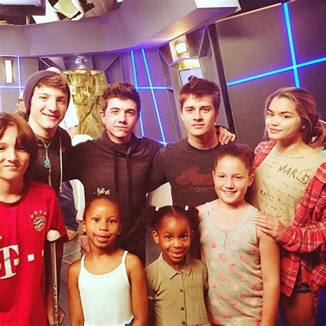 Elite force is an american comedy television series created by chris peterson and bryan moore that aired on disney xd from march 2 to october 22, 2016. Image - Lab Rats Elite Force cast with fans.jpg | Lab Rats ...