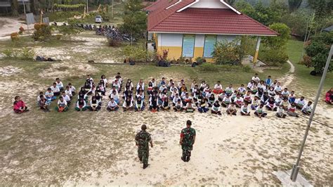 MPLS Dua Babinsa Koramil 01 Rumbai Latih PBB Di SMK Negeri 8 Pekanbaru