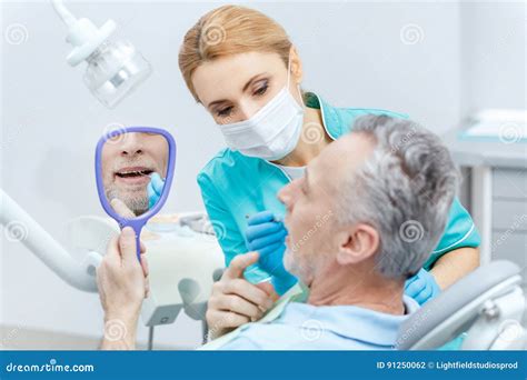 Paciente Que Olha O Espelho Quando Dentista Profissional Que Verifica