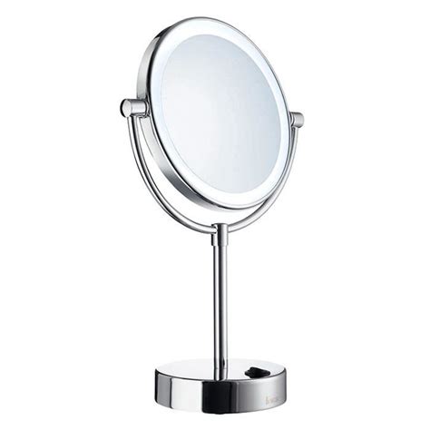 Et sminkespeil med lys og forstørrelse opp når ditt ansikt nærmer seg speilet. Speil