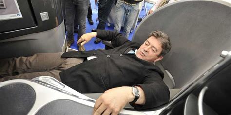 ʒɑ̃ lyk ɑ̃twan pjɛʁ melɑ̃ʃɔ̃; Contre l'inconfort des avions, Jean-Luc Mélenchon a décidé ...