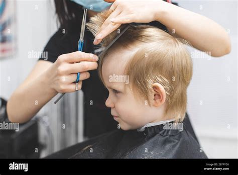 Niño Se Corta El Pelo Fotografías E Imágenes De Alta Resolución Alamy