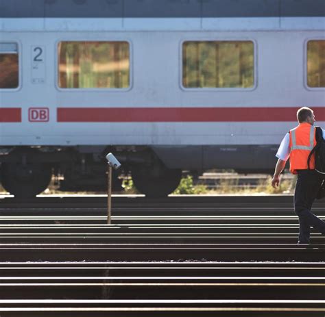 Weil die gdl im tarifkonflikt zum streik aufruft, streicht die deutsche bahn den fahrplan am mittwoch und donnerstag massiv zusammen. Streik - So trickst die Deutsche Bahn die Lokführer aus - WELT