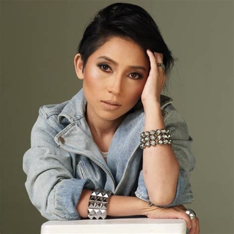 Untuk lirik lagu penuh, adalah seperti yang dipaparkan di bawah. Lirik Pertama Kali - Shaa - Lirik Lagu Malaysia