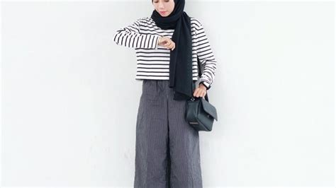 Gaya foto kekinian yang satu ini bisa menonjolkan lekuk tubuhmu sehingga terlihat lebih menarik, loh. 7 Alternatif Bawahan Anti Ketat Buat Kamu Cewek Berhijab Yang