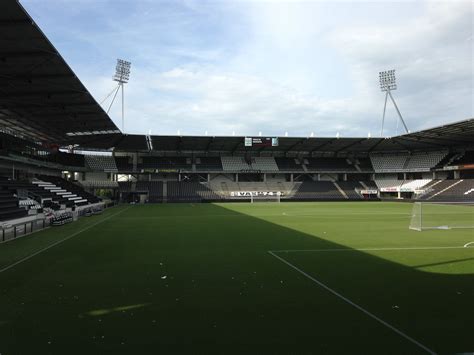 Polman Stadion, Almelo, Países Bajos, Capacidad 13,500 espectadores
