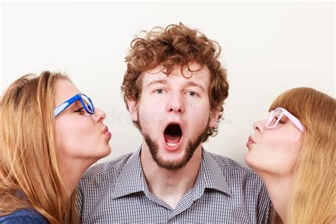 Dos Mujeres Bastante Jovenes Que Besan Al Hombre Hermoso Foto De