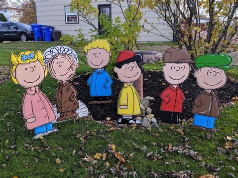 Hand Painted Set Of 6 Peanuts Gang Christmas Play Yard Art Etsy
