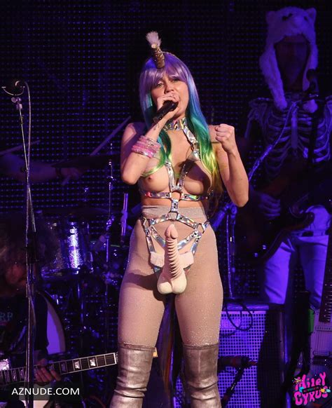 Miley Cyrus Sexy In A Concert In Vancouver 14122015