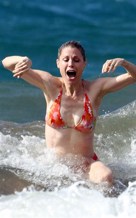 Julie Bowen Tits Slip And Posing Nude And In Bikini On Beach Porn