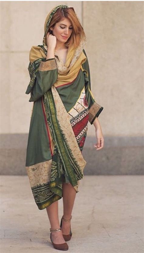 Street Style Iran Fashion Women S Her Bare Legs Though Anziehsachen Anziehen Teheran