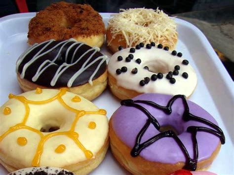 Donat adalah salah satu panganan atau camilan yang mempunyai bentuk unik seperti cincin, yakni bulat dengan coakan lubang di tengah. Resep Cara Membuat Donat | Bagaimana Cara