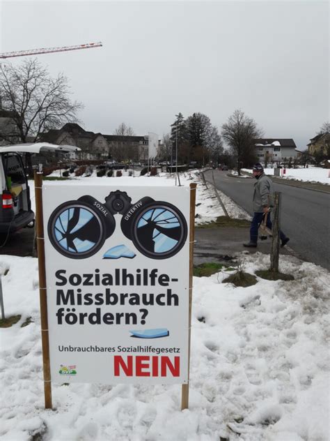 Die schweiz stimmt über die neue finanzordnung 2021 ab. Plakate aufstellen für die Abstimmungen vom 7. März 2021 ...