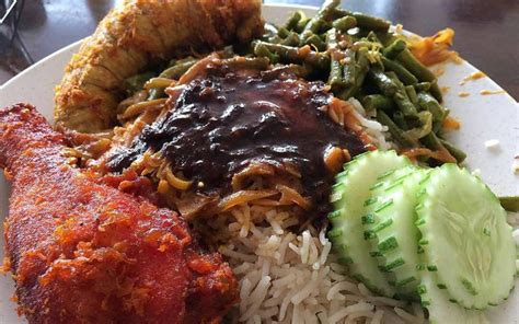 Mixture of curries, vegetables and crunchy papadom with a hot plate of white rice is sure to make you crave for more. Mai Makan! Senarai Kedai Nasi Kandar Paling Best Di Kuala ...