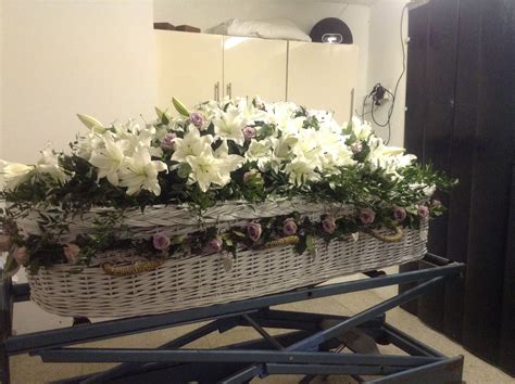 Codziennie dodajemy tysiące nowych, wysokiej jakości obrazów. white lily full coffin spray with lilac rose garland on a ...